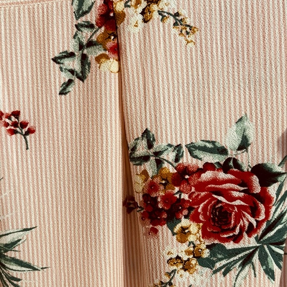 Profile Apparel NWOT Ladies Size Large Floral 3/4 Sleeve V-Neck Hi-Lo Top. - Picture 3 of 12